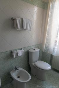 LuniAppartamento per Vacanze Domus Lunae的一间带卫生间和水槽的浴室