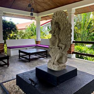 公主港Carpe Diem Villas & Resort的坐在庭院里的天使雕像