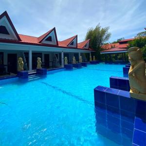 公主港Carpe Diem Villas & Resort的水中雕像的度假村游泳池