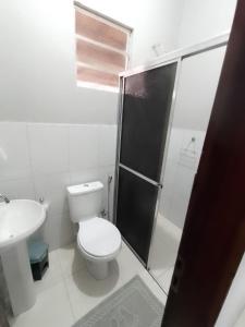 阿尔特杜尚Caju Hostel的白色的浴室设有卫生间和淋浴。