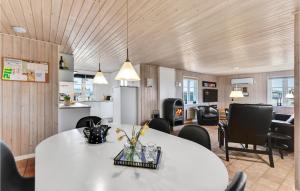 比耶勒高Amazing Home In Hvide Sande With 3 Bedrooms, Sauna And Wifi的一间设有白色大桌子和椅子的房间