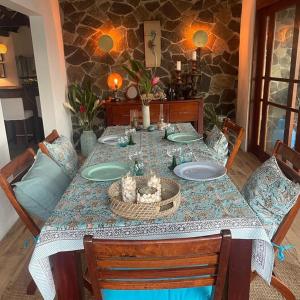 Port ElizabethHarbour View House的一张带蓝白桌布的餐桌