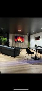梅斯Loveroom Metz Spa Privatif的带沙发和壁炉的客厅