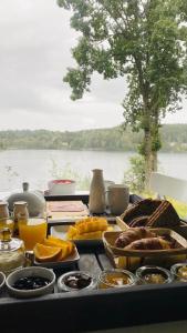 EskilsbyÉvika boutique hotel的一张带食物的桌子,享有湖景