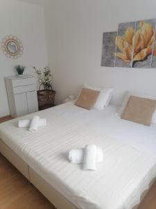 顿吉普罗洛扎克Holiday home Filip i Petra的一张白色的大床,带两条毛巾