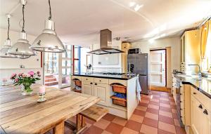 BreukeleveenNice Home In Breukeleveen With Wifi的厨房配有木桌和台面