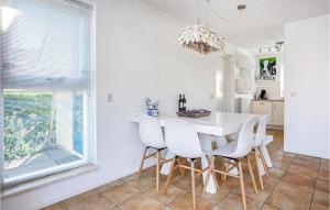 沃尔克姆Amazing Home In Workum With Wifi的白色的用餐室配有白色的桌椅