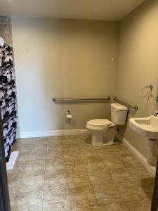 加迪纳市El Rey Inn的一间带卫生间和水槽的浴室