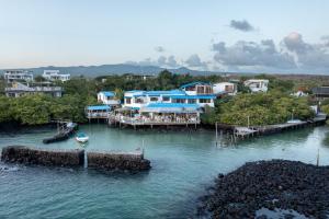 阿约拉港Blu Galapagos Sustainable Waterfront Lodge的水面上一排房子