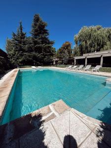 查克拉斯德科里亚Posada Pinar De Besares的庭院里的一个蓝色海水游泳池