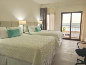 拉塞瓦Tramonto Boutique Hotel的海景客房 - 带两张床