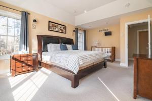 托比汉纳Luxury 4 bedroom house in Pocono Mountains in Golf course Near Lake的一间卧室配有一张大床和电视