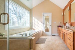 托比汉纳Luxury 4 bedroom house in Pocono Mountains in Golf course Near Lake的带浴缸和窗户的浴室