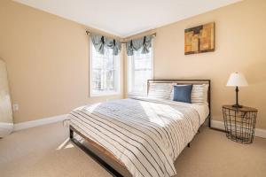 托比汉纳Luxury 4 bedroom house in Pocono Mountains in Golf course Near Lake的一间卧室设有一张大床和一个窗户。