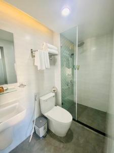 芽庄HÀO PHÁT HOTEL NHA TRANG的浴室配有卫生间、盥洗盆和淋浴。