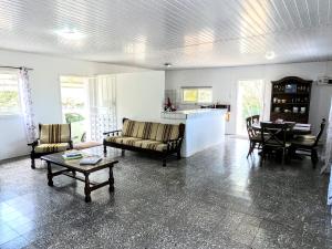 奥拉涅斯塔德Traditional Aruban Home close to Surfside Beach的客厅配有沙发、椅子和桌子