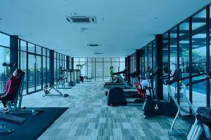 实达阿南D'puncak Trefoil Setia Alam的一个空的健身房,人们在跑步机上锻炼