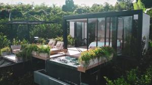 金巴亚Amanatu Ecolodge & Spa的院子里带池塘的玻璃房子