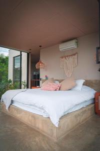 金巴亚Amanatu Ecolodge & Spa的一间卧室,卧室内配有一张大床