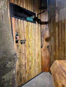 金巴亚Amanatu Ecolodge & Spa的一间设有木墙和门的房间