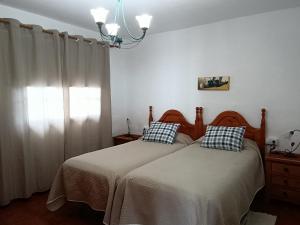 洛斯·亚诺斯·德·阿里丹马佳达乡村民宿的一间卧室设有两张床和窗户。