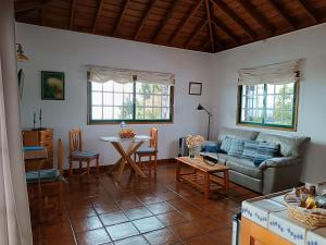 洛斯·亚诺斯·德·阿里丹马佳达乡村民宿的客厅配有沙发和桌子