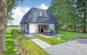 登乌弗Wieringen Waddenlodge的小屋在庭院内配有桌椅