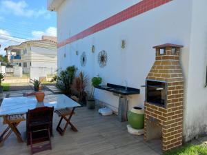 玛丽亚法里尼亚Apartamento Maria Farinha的一个带砖炉和桌子的庭院