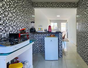 玛丽亚法里尼亚Apartamento Maria Farinha的厨房配有炉灶和白色冰箱。