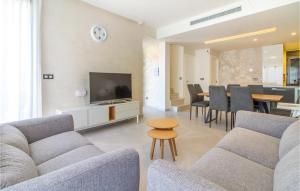 卡斯塔利亚Stunning Home In Castalla With Wifi的客厅配有两张沙发和一台电视机