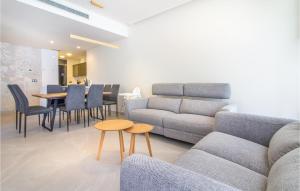卡斯塔利亚Stunning Home In Castalla With Wifi的客厅配有沙发和桌椅