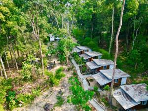 Ban Lak UanGood Time Resort Koh Kood的森林中一群房子的头顶景观