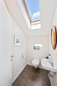 瓦纳卡IRONSIDE LAKEVIEW TOWNHOUSE的一间带卫生间和天窗的浴室
