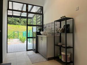 JasinTun Teja Homestay Jasin Melaka的厨房设有通往庭院的门。