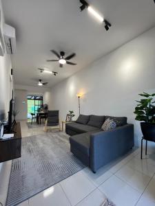 JasinTun Teja Homestay Jasin Melaka的带沙发和吊扇的客厅