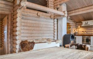霍恩拜克Pet Friendly Home In Hornbk With Kitchen的客房设有木墙和木桌