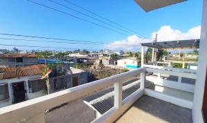 比亚米尔港Cielo Azul Galápagos Hotel的市景阳台