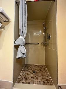 South Amboy塞尔科汽车旅馆的一间带淋浴的浴室,墙上配有毛巾