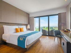 金巴兰莫瓦匹克金巴兰巴厘岛度假Spa酒店的酒店客房设有一张床、一张书桌和窗户。