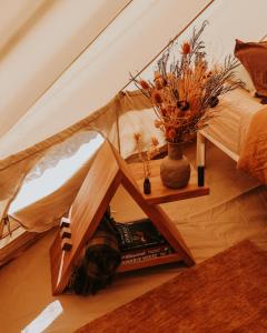 科尔斯湾Numie - Freycinet Peninsula - Glamping的花瓶帐篷内的一张床位