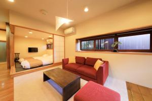 富士河口湖富士温泉寺梦殿日式旅馆的客厅配有沙发和1张床