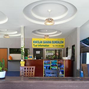 蔻立Khaolak Banana Bungalow的餐厅设有吊在天花板上的大吊灯