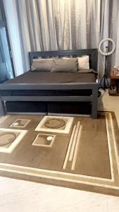 卢萨卡Pisano Luxury Apartments的床上床,床架和窗帘