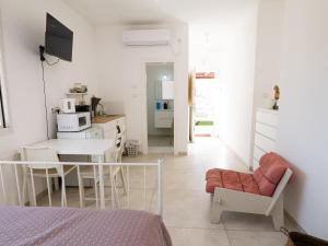 Beʼer Oraאירוח ליד אילת compliment near Eilat的白色的客房设有厨房、桌子和用餐室