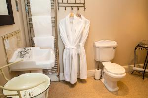 惠特比维多利亚酒店的一间带卫生间和水槽的浴室