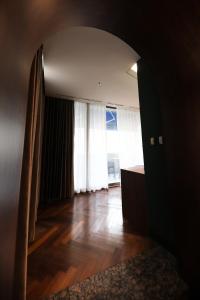 首尔LE SEOUL HOTEL的客厅设有大窗户 和木地板