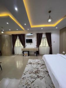 拉各斯Mansal Luxury Apartments的一间卧室配有一张床和一张书桌