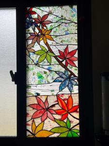 高山鸭跖草日式旅馆的彩色玻璃窗,上面有色彩缤纷的叶子