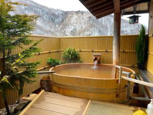 高山鸭跖草日式旅馆的山后院的热水浴池