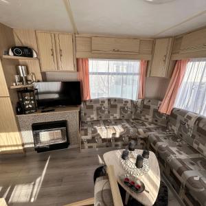 德哈恩Caravan 2 bedroom - New Camping Ideal的客厅配有沙发和桌子